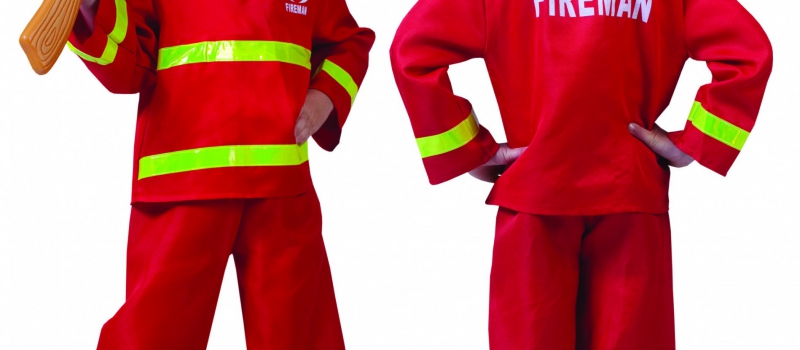 kind in carnavalskleding brandweer